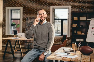loft Office Smartphone cep telefonu ile konuşurken rahat iş adamı