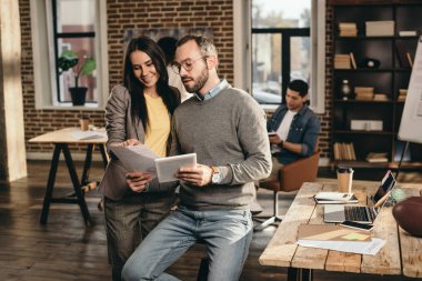 başarılı iş adamları iş yerinde modern loft office meslektaşları ile arka plan üzerinde tartışıyor.