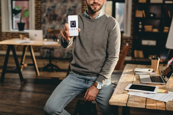 Beskuren Bild Casual Affärsman Holding Smartphone Med Uber Appen Skärmen — Stockfoto