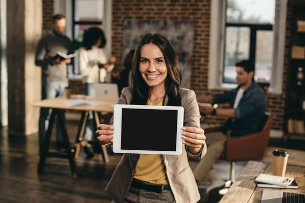 Szczęśliwy Dzień Bizneswoman Gospodarstwa Tablet Pusty Ekran Biurze Loft Kolegami — Zdjęcie stockowe
