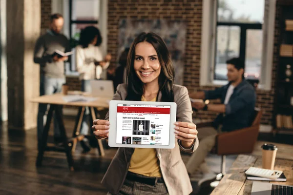 Happy Casual Businesswoman Holding Tablet Bbc News Website Screen Loft — Stock Photo, Image