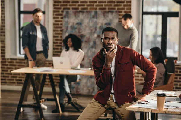 Hombre Negocios Ocasional Afroamericano Serio Con Colegas Que Trabajan Detrás — Foto de Stock