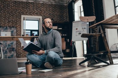 bilgisayar ile katta oturan ve modern loft Office proje üzerinde rahat işadamı konsantre
