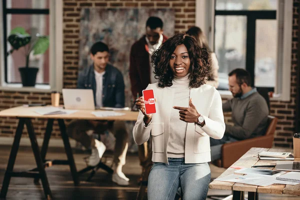 Sorridente Africano Americano Casual Empresária Apontando Para Smartphone Com Aplicativo — Fotografia de Stock