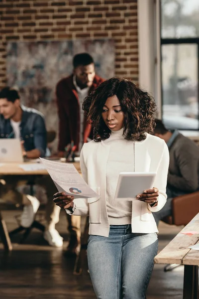 Serious African American Casual Businesswoman Holding Papers Colleagues Working Loft — Stock Photo, Image