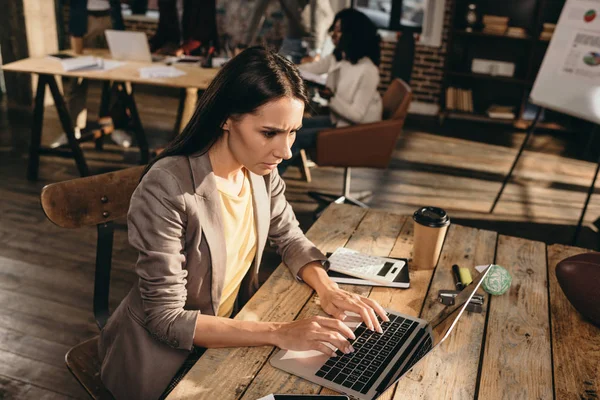 Gestresste Geschäftsfrau Sitzt Mit Laptop Schreibtisch Und Arbeitet Loftbüro Mit — Stockfoto