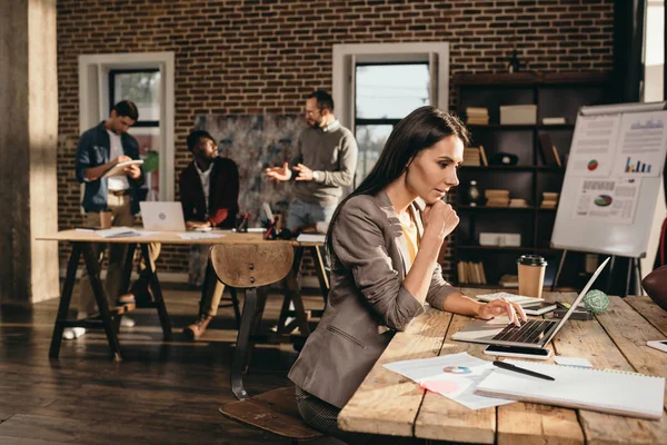 Nadenkend Zakenvrouw Zit Aan Bureau Met Laptop Werken Project Bij — Stockfoto