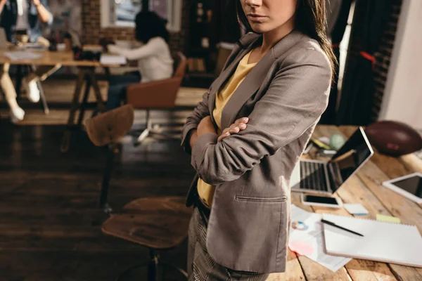Cropped View Business Woman Standing Desk Loft Office Colleagues Background — Stock Photo, Image