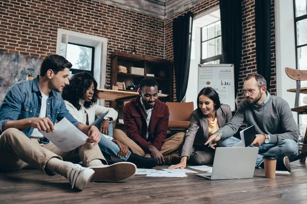 Multiethnic Group Colworkers Sitting Floor Discussing Together New Project Modern — Stock Photo, Image