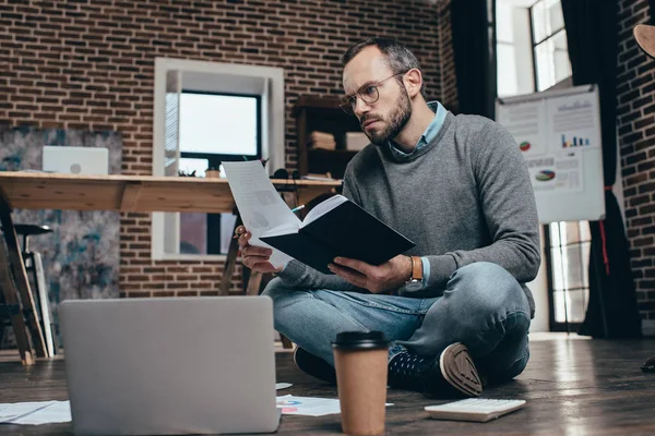 Concentrated Casual Businessman Sitting Floor Computer Working Project Modern Loft — Stock Photo, Image