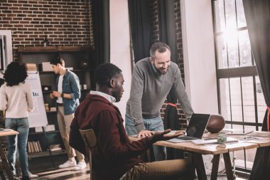 dizüstü bilgisayar kullanıyorsanız ve birlikte çalışıyorsanız rahat iş adamları office çatı