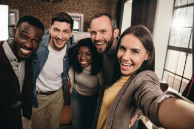 Kamera görüş neşeli arkadaşları smartphone kullanarak selfie alarak Grubu'nun 