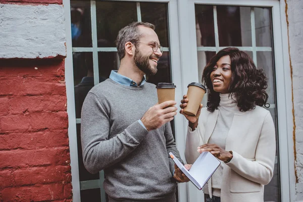 Colleghi Multietnici Sorridenti Discutono Nuovo Progetto Bevono Caffè — Foto Stock