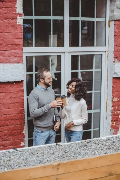 Sonrientes Colegas Multiétnicos Conversando Sobre Trabajo Sosteniendo Café — Foto de stock gratis