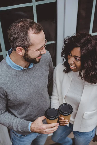 Colegas Multiétnicos Felizes Falando Sobre Trabalho Tomar Café — Fotografia de Stock Grátis