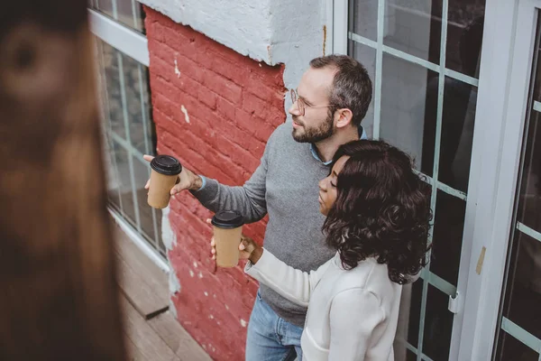 Casal Negócios Casuais Multiétnicos Falando Sobre Trabalho Tomar Café — Fotografia de Stock