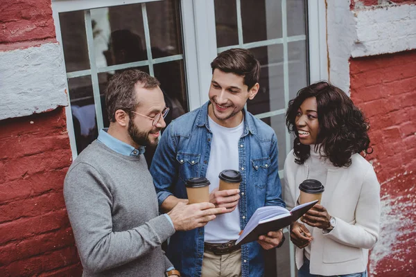 Multietniskt Kollegor Leende Talar Arbete Och Kaffe — Stockfoto