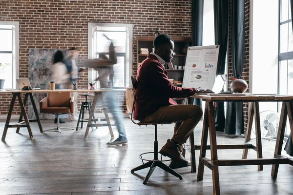 Hombre Negocios Afroamericano Casual Que Trabaja Escritorio Con Colegas Desenfoque —  Fotos de Stock