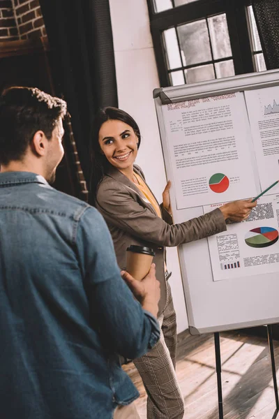 Pareja Entusiasta Colegas Discutiendo Proyecto Utilizando Gráfico Oficina Loft — Foto de Stock