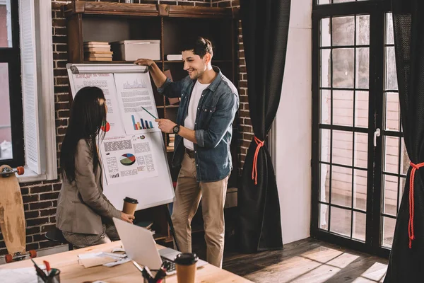 Quelques Collègues Discutent Projet Utilisant Graphique Marketing Dans Bureau Loft — Photo