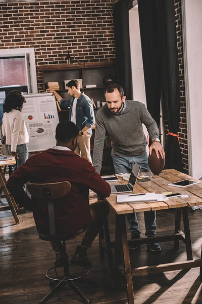 Geconcentreerd Casual Ondernemers Werken Samen Loft Kantoor — Stockfoto