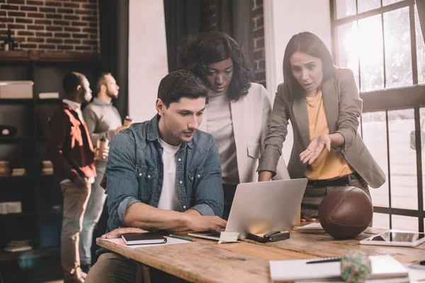 Gelegenheitsunternehmer Arbeiten Loft Büro Mit Hintergrundbeleuchtung Computer Zusammen — Stockfoto