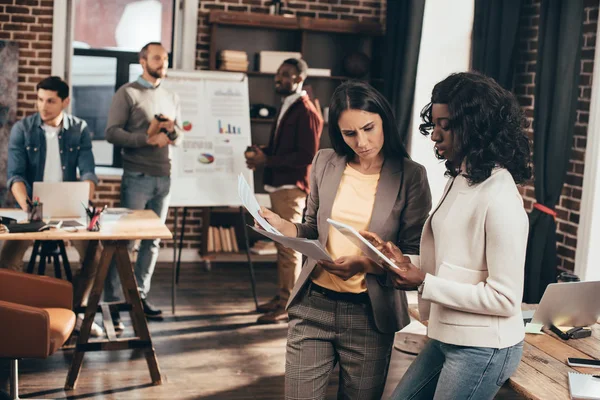 Ernstige Multi Etnisch Aantal Zakelijke Vrouwen Loft Kantoor Met Collega — Stockfoto