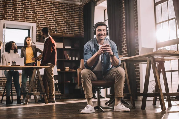 Homem Negócios Casual Usando Smartphone Com Grupo Multiétnico Colegas Trabalho — Fotografia de Stock