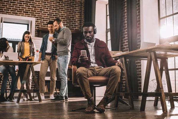 Casual Afro Amerikaanse Zakenman Smartphone Met Multi Etnische Groep Van — Stockfoto