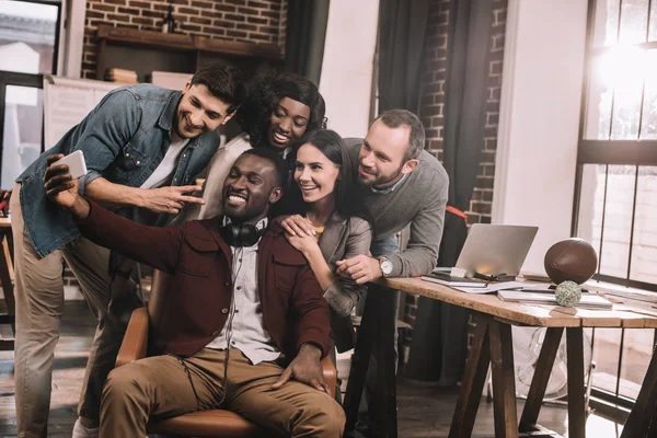 Group Cheerful Multiethnic Coworkers Taking Selfie Using Smartphone Loft Office — Stock Photo, Image