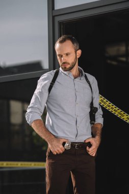 Olay yerinde düşünceli arıyorum erkek dedektif
