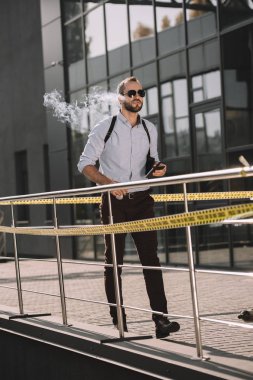 Olay yerini erkek Detektif yürüyüş Sigara 