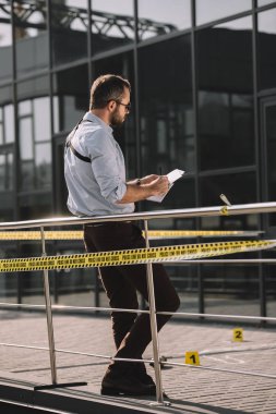 arkadan görünüşü notlar güneş gözlüklü erkek dedektif