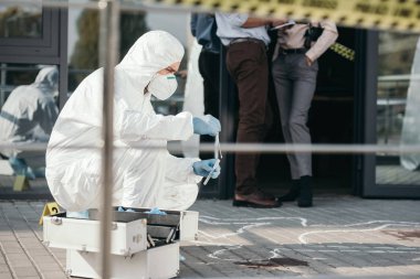 koruyucu elbise ve olay yerinde delil toplama lateks eldiven erkek kriminoloji uzmanı