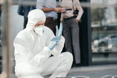 kırpılmış dedektifler ile lateks eldiven giyiyor koruyucu içinde erkek kriminoloji uzmanı