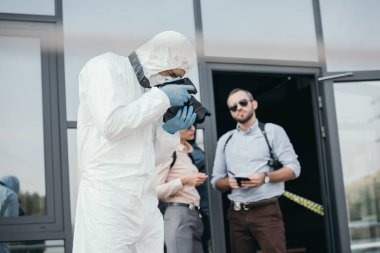 Kamera arkasında iki dedektifler ile fotoğraf yapma kriminoloji uzmanı