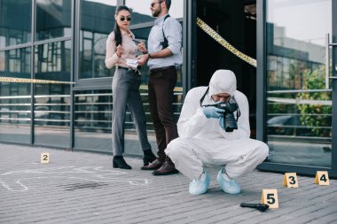 Olay yerinde fotoğraf yapma kriminoloji uzmanı