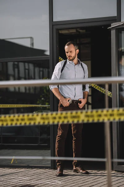 Mannelijke Detective Zorgvuldig Zoek Plaats Delict — Stockfoto