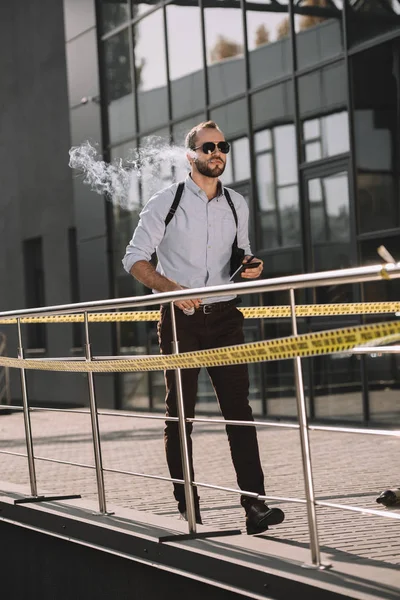 Fumare Detective Maschio Camminare Attraverso Scena Del Crimine — Foto stock gratuita