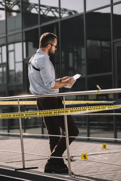 Achteraanzicht Van Mannelijke Detective Zonnebrillen Maken Van Notities — Gratis stockfoto