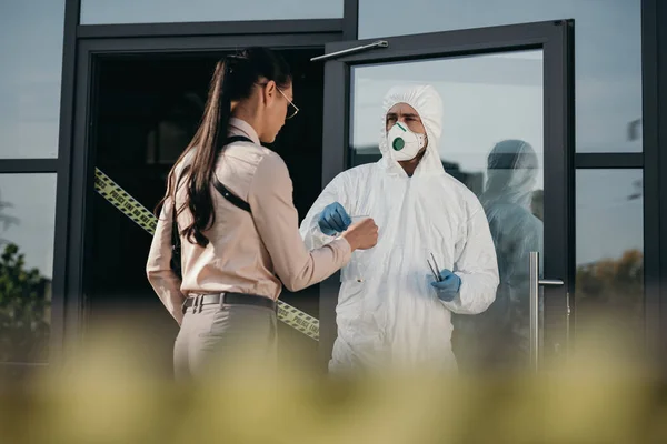 Vrouwelijke Detective Geven Aan Criminoloog Nieuw Bewijs Vinden — Stockfoto