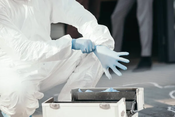 Partial View Criminologist Wearing Latex Gloves — Stock Photo, Image