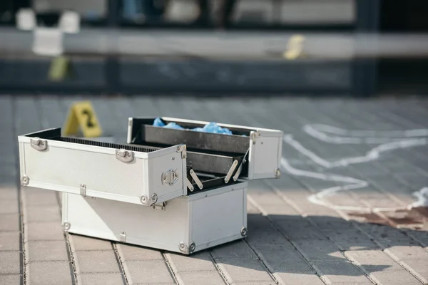 Caja Herramientas Investigación Abierta Cerca Línea Tiza — Foto de Stock