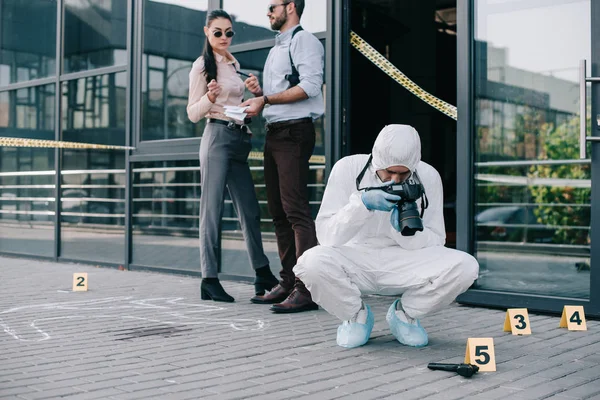 Criminólogo Haciendo Foto Escena Del Crimen — Foto de Stock