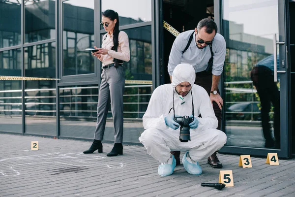 Detective Masculino Viendo Fotos Escena Del Crimen Con Criminólogo Masculino — Foto de Stock