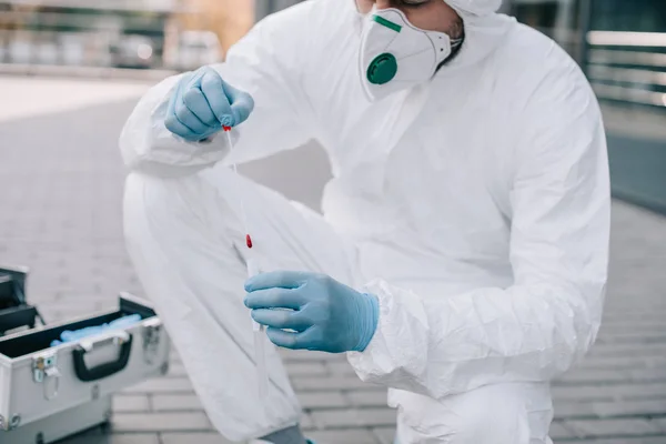 Weergave Van Mannelijke Criminoloog Bijgesneden Beschermend Pak Latex Handschoenen Bewijs — Gratis stockfoto