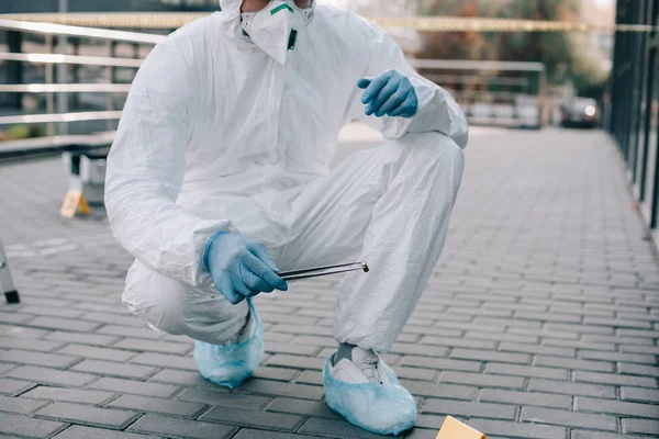 Weergave Van Mannelijke Criminoloog Bijgesneden Beschermend Pak Latex Handschoenen Houden — Gratis stockfoto