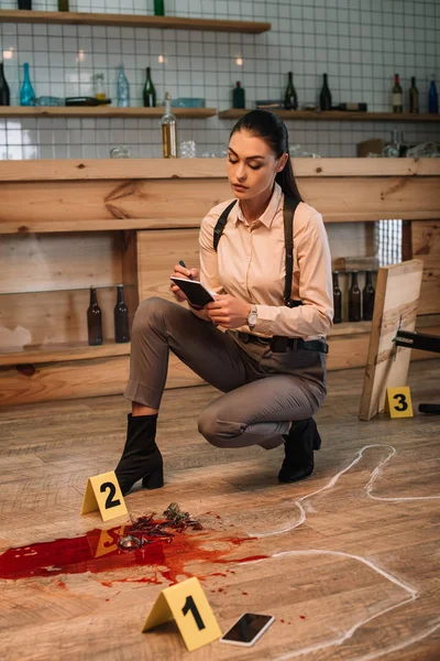 Kvinnliga Detektiv Datainsamling Och Undersöker Brottsplatsen — Stockfoto