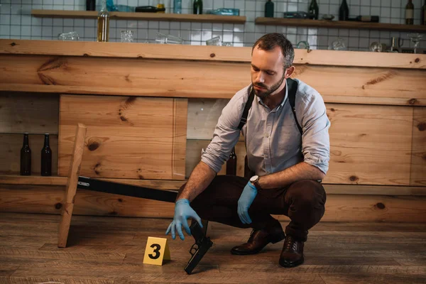 Serious Male Detective Collecting Evidence Gun Crime Scene — Stock Photo, Image