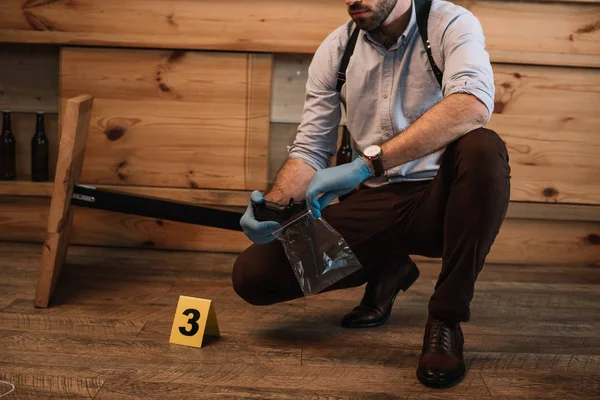 Cropped View Male Detective Collecting Evidence Gun Crime Scene — Stockfoto